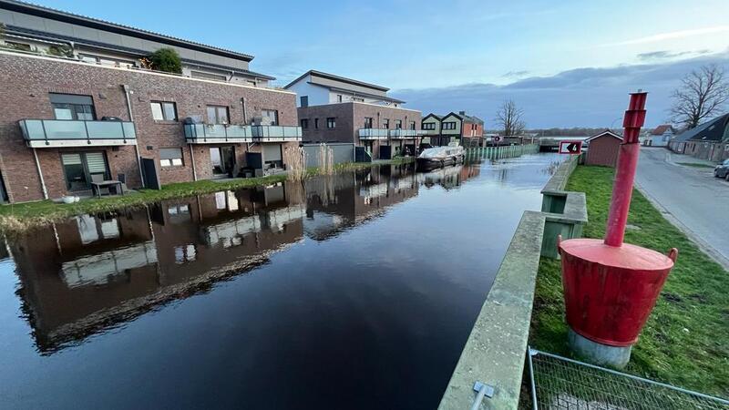 Hochwassergipfel: Grüne kramen altes Gutachten aus Das Lühe-Hochwasser an Weihnachten bedrohte die Neubauten am Horneburger Hafen.