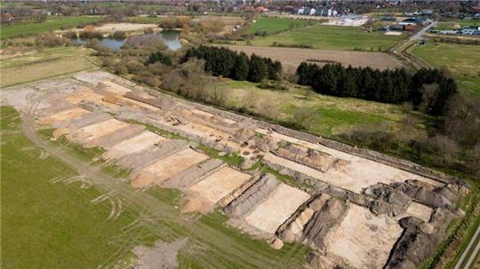 Das Luftbild zeigt die Ausgrabungsstätte auf dem Gelände der geplanten Batteriefabrik im Kreis Dithmarschen.