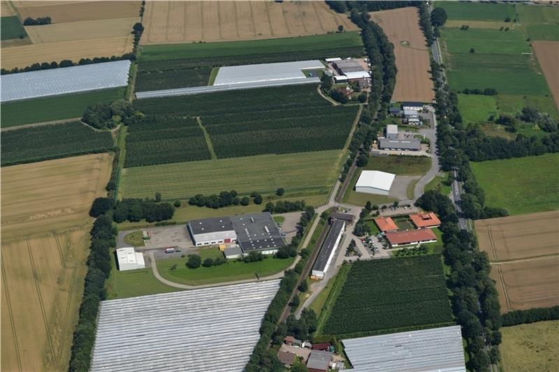 Das Luftbild zeigt im Vordergrund rechts und links der Bahnstrecke Buxtehude–Bremervörde das ehemalige Pioneer-Gelände mit dem Verwaltungsgebäude und den Betriebshallen. Es folgt das kleine bestehende Gewerbegebiet (Mitte). Rechts von der A