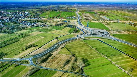 Das Luftbild zeigt unten die Rübker Straße und darüber die fertige A26-Anschlussstelle Buxtehude.