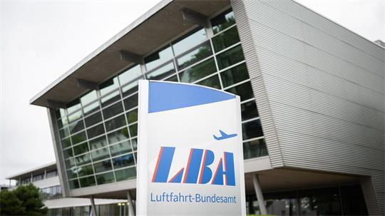 Das Luftfahrt-Bundesamt (LBA) in Braunschweig sieht sich mehr als zehn Jahre nach dem Germanwings-Absturz mit Schadenersatzansprüchen von Hinterbliebenen konfrontiert. (Archivbild)