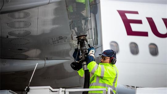 Das Luftfahrtbundesamt soll künftig überwachen, dass dem Flugbenzin ausreichend nachhaltige Kraftstoffe beigemischt werden. 