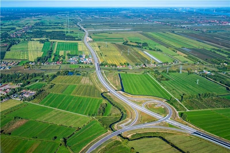 Das Luftfoto zeigt die A26 zwischen der Este-Brücke bei Buxtehude-Neuland (unten) und der Anschlussstelle Jork (oben). Auf dem Sandhügel rechts der Autobahn soll bei „Vogelsang“ ein Rastplatz in Fahrtrichtung Stade entstehen. Oben links ist