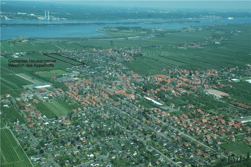 Das Luftfoto zeigt die Wohngebiete in Jork (vorne) und in Borstel; oben sind die Elbe und die Gefängnisinsel Hahnöfersand zu sehen. Schwarz umrandet ist das geplante Baugebiet „Westlich des Appelhoffs“.
