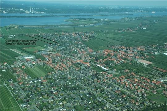 Das Luftfoto zeigt die Wohngebiete in Jork (vorne) und in Borstel; oben sind die Elbe und die Gefängnisinsel Hahnöfersand zu sehen. Schwarz umrandet ist das geplante Baugebiet „Westlich des Appelhoffs“.