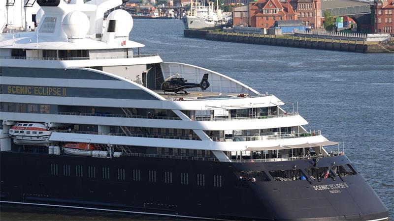 Luxuskreuzfahrtschiff begeistert auf Fahrt nach Hamburg Das Luxus-Kreuzfahrtschiff hält erstmals in Hamburg.