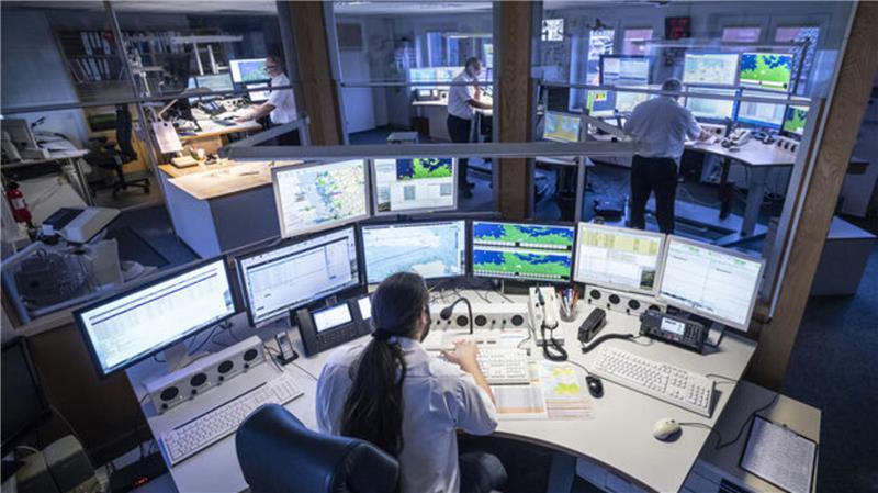 Blick in die Rettungsleitstelle See mit der Seenotküstenfunkstelle Bremen Rescue Radio