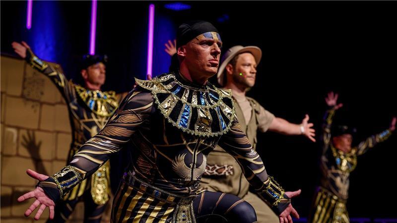 Meisterschaft im Männerballett - Show um Fischfrau gewinnt Das Männerballett „Hopptown Jumping Jacks“ zeigt den Tanz „Versiegelt und Vergessen - Das Buch der Offenbarung“ bei der Deutschen Meisterschaft im Männerballett und landet damit im Mittelfeld.