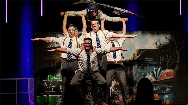 Meisterschaft im Männerballett - Show um Fischfrau gewinnt Das Männerballett „Many Monkeys“ zeigt den Tanz „Drei Hellau sind nicht genug“ bei der Deutschen Meisterschaft im Männerballett. Die Truppe kommt damit auf den zehnten Platz.