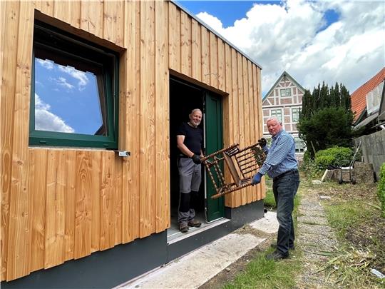 Das Magazin des Museums Estebrügge steht. Jan Meinschien (links) und Gerd Hubert von der Kulturstiftung proben den Einzug. Foto: Vasel