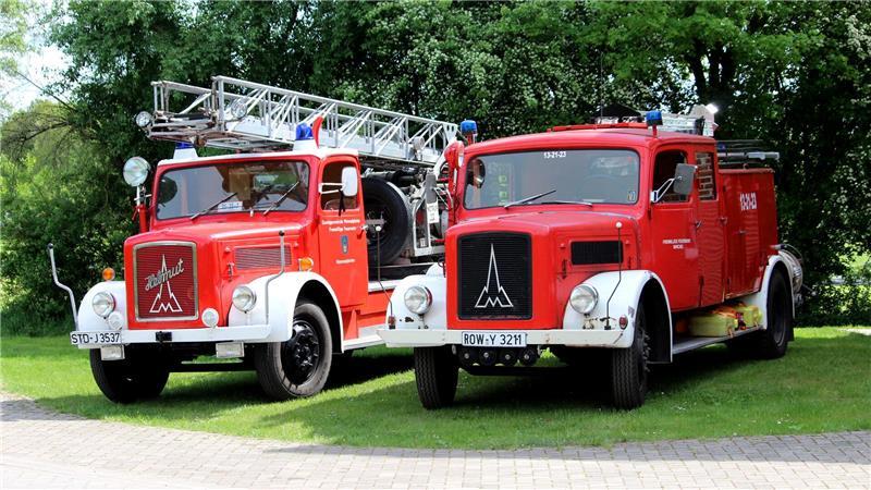 Das Magirus-Fahrzeug der Feuerwehr Barchel (rechts) ist ebenfalls 75 Jahre alt und noch immer im Einsatz.