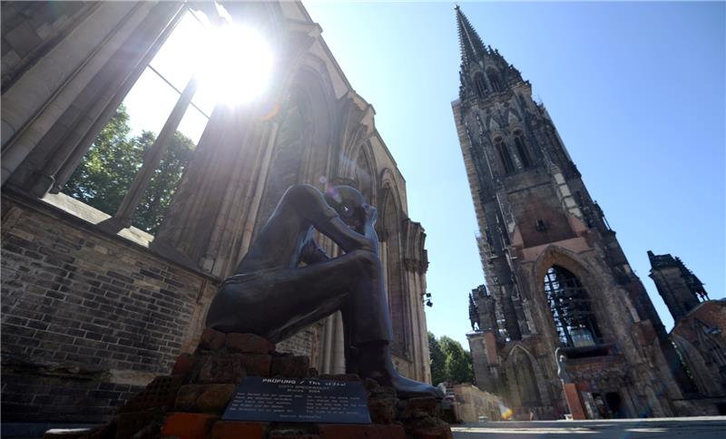 Das Mahnmal St. Nikolai, die ehemalige Hauptkirche in Hamburg, ist zu sehen. Die Kirche wurde 1943 durch Fliegerbomben schwer beschädigt und ihre Ruine erinnert heute als Mahnmal an die Zerstörung Hamburgs im Zweiten Weltkrieg. Unter dem Co