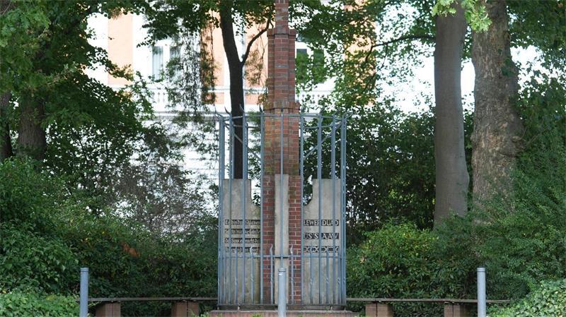 Wie ein KZ-Überlebender und ein Ex-Nazi ein Mahnmal schufen Das Mahnmal steht an einem zentralen Ort der Stadt.