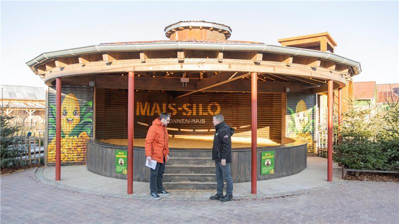 Das Mais-Silo in Karls Erlebnisdorf ist laut dem Loxstedter Teamchef Marco Schilling (rechts) von Absackungen betroffen. Dabei handelt es sich vornehmlich um den Holzweg.