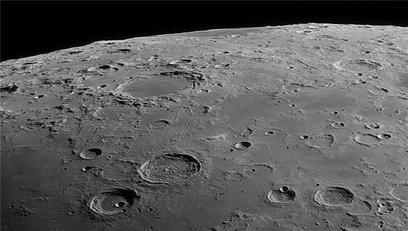 Das Mare Humboldtianum ist ein Tiefland mit 231 Kilometern Durchmesser auf der Vorderseite des Erdmondes. Die Aufnahme hat der Buxtehuder Hobbyastronom Frank Winkelmann gemacht.
