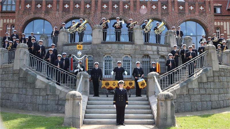 50 Jahre Lions-Konzert: Die Gäste erwartet ein emotionaler Abschied Das Marinemusikkorps Kiel feiert seinen Abschied beim Stader Lionskonzert und übergibt an die Musiker des größten deutschen Marinestützpunkts in Wilhelmshaven.