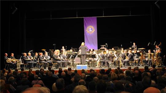Das Marinemusikkorps aus Kiel spielte auf Einladung des Stader Lionsclubs Clubs im Stadeum.