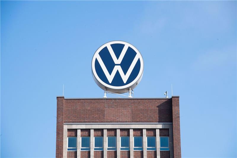 Teilemangel: Bei VW in Wolfsburg fallen erste Schichten aus Das Markenhochhaus von Volkswagen auf dem Gelände des Autokonzerns in Wolfsburg.