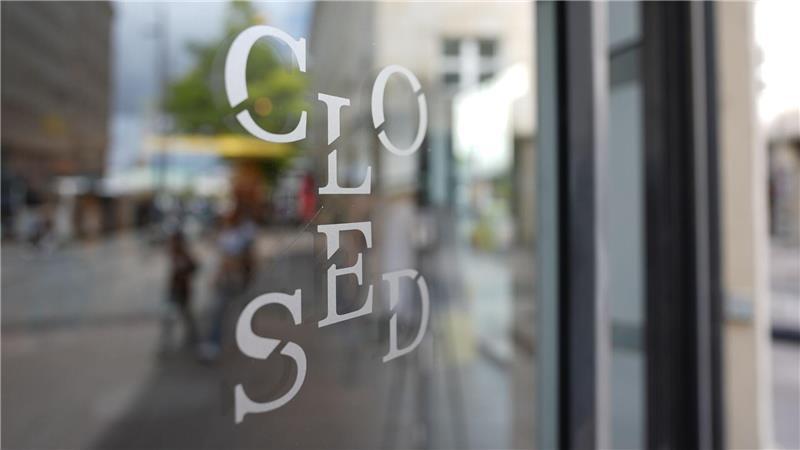Das Markenlogo ist auf einem Schaufenster zu sehen. (Archivbild)