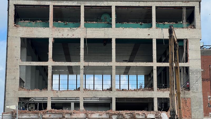 Auch ohne das AKW: Stade soll Energiestandort bleiben Das Maschinenhaus war einst ein zentrales Gebäude des Kernkraftwerks. Ein 110 Tonnen schwerer Bagger hat es in wenigen Tagen abgerissen.
