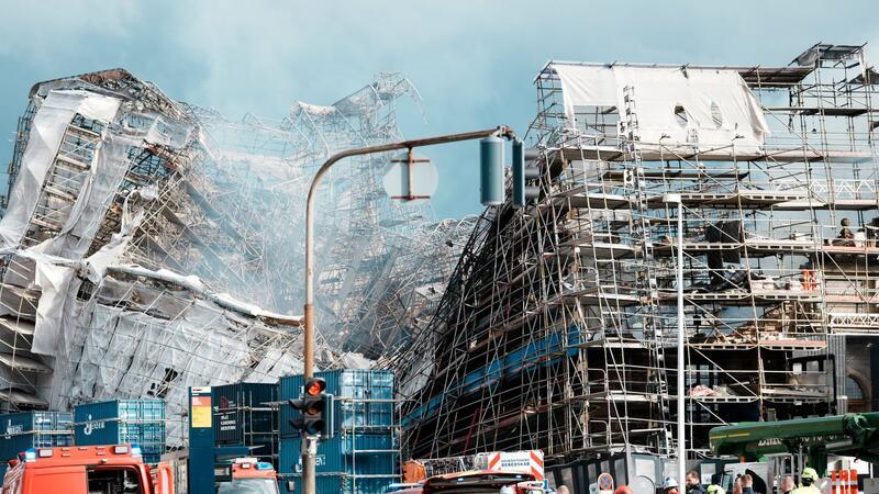 Das Mauerwerk der ausgebrannten Hälfte der historischen Börse in Kopenhagen ist eingestürzt.