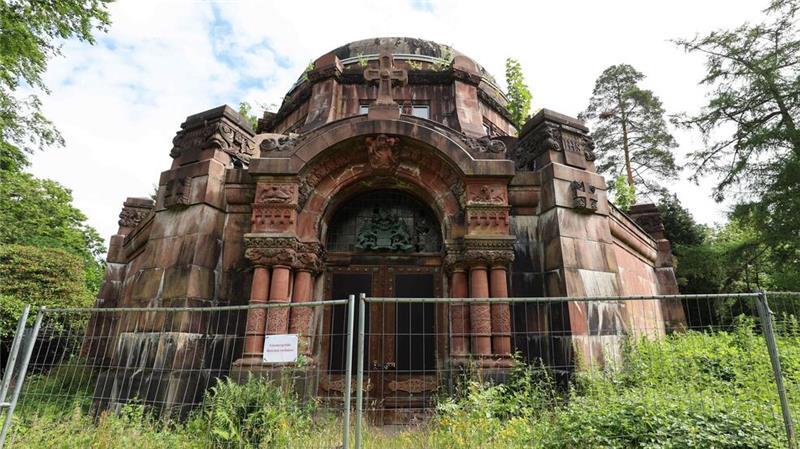 Lost Places - 150 Fotos zeigen Archäologie der Gegenwart Das Mausoleum auf dem Ohlsdorfer Friedhof ist eines der Motive, die in einer Foto-Ausstellung über Lost Places im Archäologischen Museum Hamburg zu sehen sind.