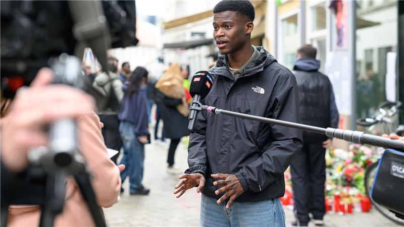 Das Medieninteresse an der Kundgebung ist groß - Suraj Mailitafi von der Initiative „Gerechtigkeit für Lorenz“ gibt Interviews. 