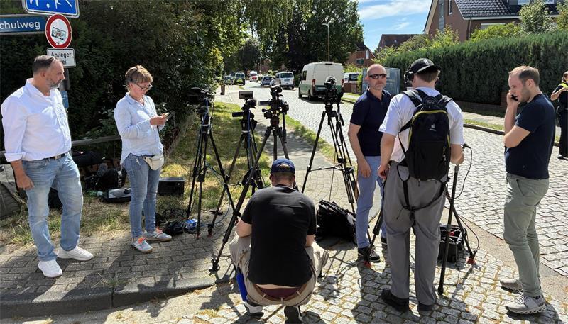 Stade steht nach tödlichen Schüssen international in den Schlagzeilen Das Medieninteresse nach den tödlichen Schüssen in Stade war groß. Zahlreiche Reporter und Journalisten waren wie das TAGEBLATT vor Ort.