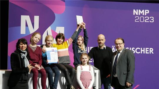 Das Medienpreis-Gewinnerteam der Grund- und Oberschule Nordkehdingen belegte den 2. Platz in der Kategorie Schul-Internetradio. n-21-Projektleiterin Natalie Deseke (links) und NLM-Direktor Christian Krebs (rechts im Bild) gratulieren den Nachwuchsjournalisten und ihrem Lehrer Dennis Schönbeck 2. von rechts).