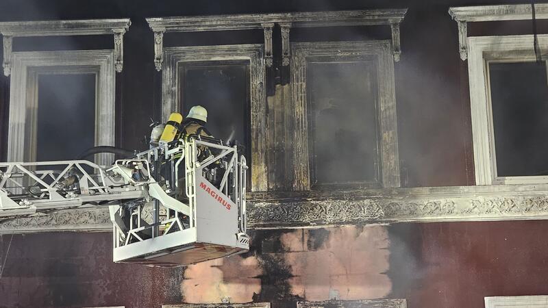 Explosion in Essener Wohnhaus: Ursache noch unklar Das Mehrfamilienhaus in Essen stand nach der Explosion in Flammen.