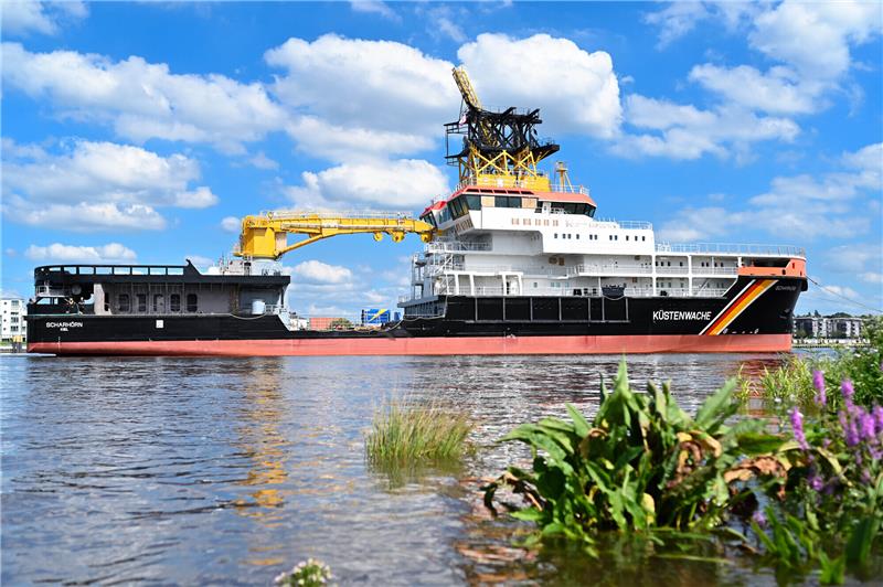 Ein Schiff zum Schutz auf Hoher See – Das kann die neue „Scharhörn“ Das Mehrzweckschiff «Scharhörn» auf der Weser vor Lemwerder. Foto: Lars Penning/dpa