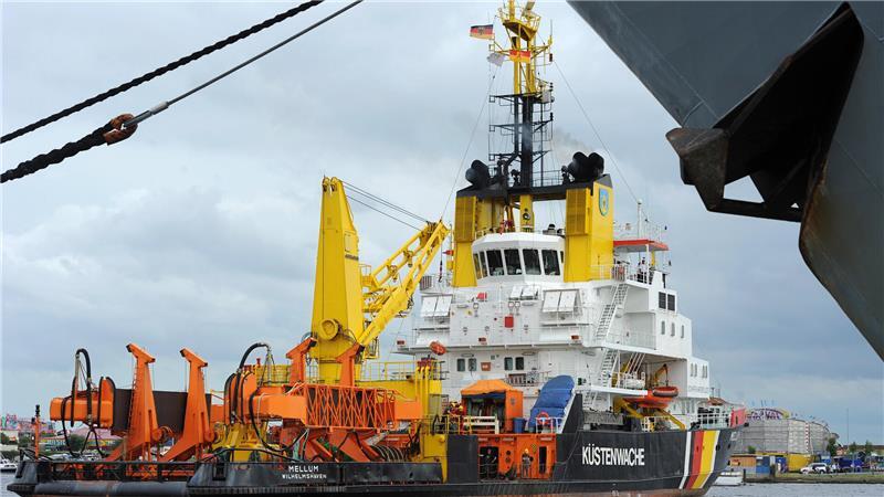 Tanker-„Feuerball“ in der Nordsee – Kollision mit Hamburger Frachter Das Mehrzweckschiff der Küstenwache „Mellum“.