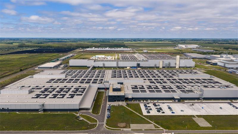 Wie Ungarn zur Werkbank der deutschen Autobauer wird Das Mercedes-Benz-Werk in Kecskemet ist die größte Autofabrik Ungarns.