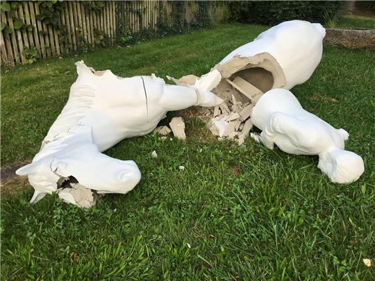 Das Merkel-Reiterstandbild von Künstler Wilhelm Koch in Etsdorf ist auseinandergebrochen.