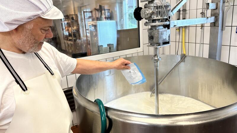 Tradition und Handwerk: So entsteht Käse in der Bargstedter Hofkäserei Das Milchsäurepulver sorgt für die Säuerung der Milch. Zusammen mit Lab ist es eine der wichtigsten Zutaten für die Käseherstellung.