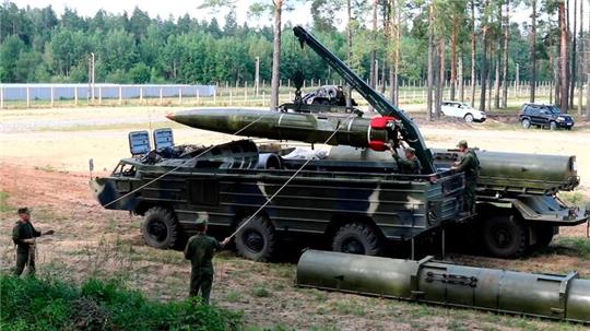 Das Militär in Belarus verstärkt Truppen an der Grenze zur Ukraine. (Archivbild)