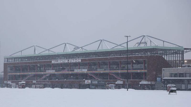 Das Millerntor-Stadion im Schnee.