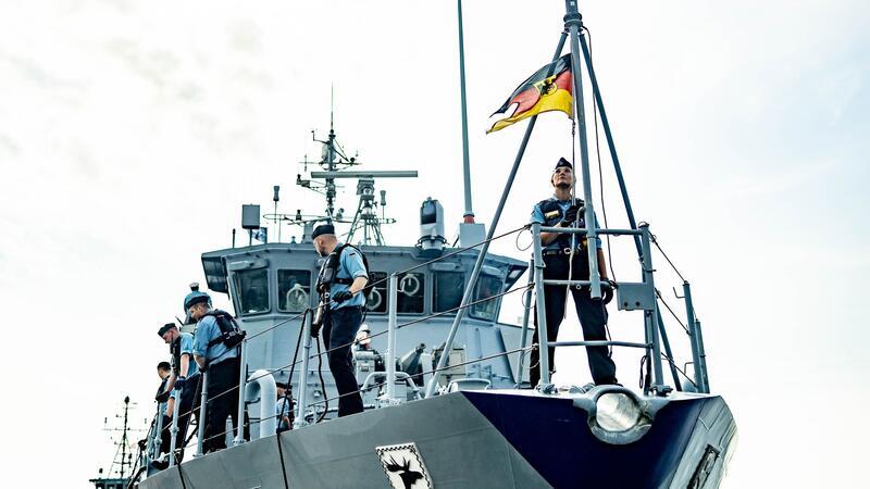 Das Minenjagdboot „Bad Bevensen“ verlässt den Marinehafen Kiel.