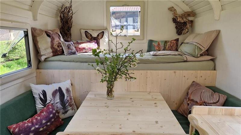 Moderne „Landstreicherin“: Minimalistisches Leben in der Kutsche Das Mini-Haus auf Rädern ist gemütlich eingerichtet. Foto: Bellmann