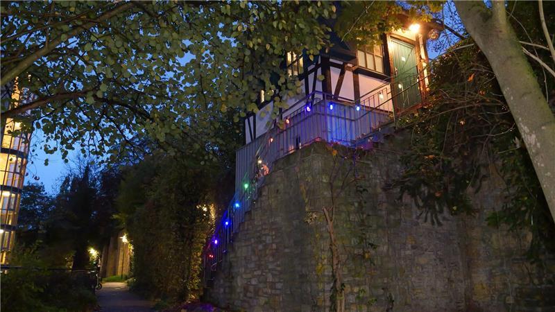 Er lebt in „Deutschlands kleinstem Studentenwohnheim“ Das Mini-Wohnheim steht auf den Grundmauern eines früheren Wehrturms aus dem 12. Jahrhundert und liegt zentral in der Osnabrücker Innenstadt.