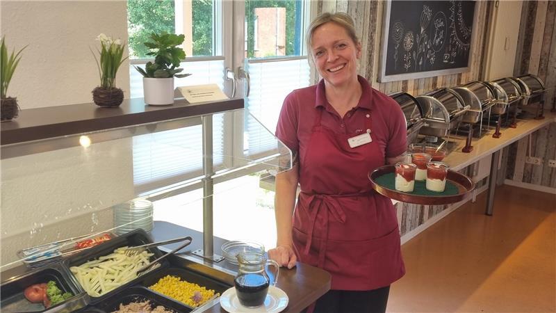 Das Mittagstischangebot ist in den letzten Jahren teurer geworden. Im Bistro im Stadtteilhaus in Stade kostet das Buffet noch unter 10 Euro. Katja Ziegs präsentiert den Nachtisch.