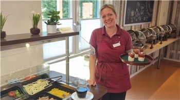 Das Mittagstischangebot ist in den letzten Jahren teurer geworden. Im Bistro im Stadtteilhaus in Stade kostet das Buffet noch unter 10 Euro. Katja Ziegs präsentiert den Nachtisch.