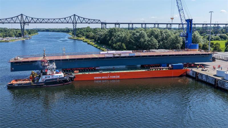 Das Mittelteil der neuen Brücke liegt derzeit noch auf einem Ponton.