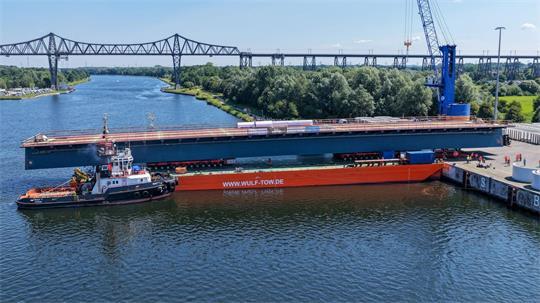 Das Mittelteil der neuen Brücke liegt derzeit noch auf einem Ponton.