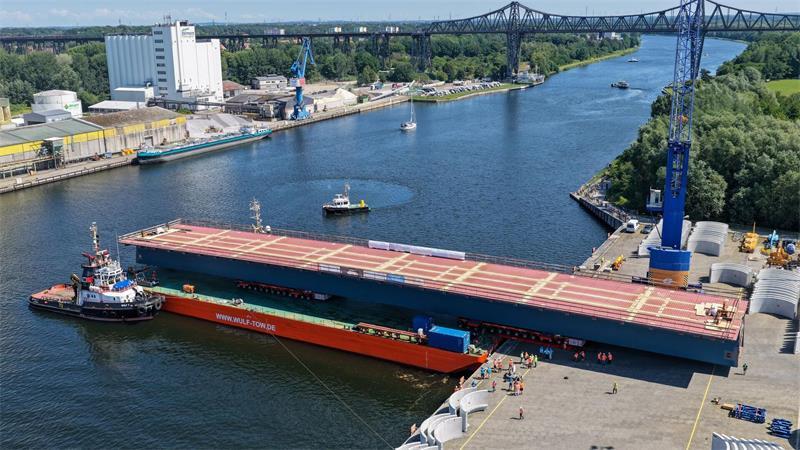 Das Mittelteil der neuen Rader Hochbrücke wurde auf einen Ponto verladen. 