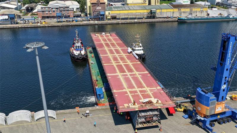 Brückenteil für neue Rader Hochbrücke verladen Das Mittelteil ist 1.250 Tonnen schwer.