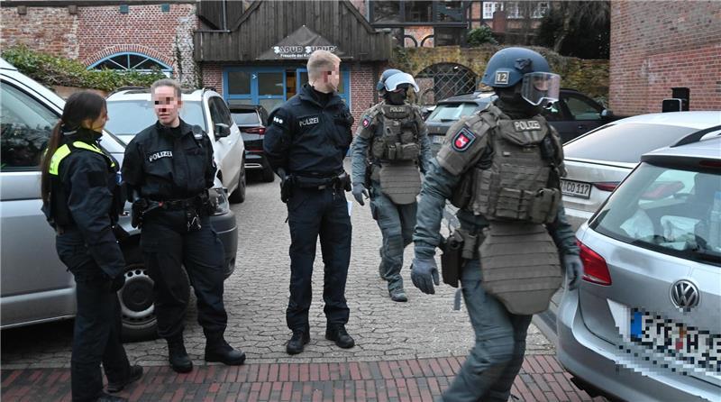 „Café Koks“ in Buxtehude: Hauptverdächtiger bleibt in Untersuchungshaft Das Mobile Einsatzkommando (rechts) hat den Kulturverein Sapur Suouer in der Straße Hinter dem Zwinger in der Buxtehuder Altstadt gestürmt.