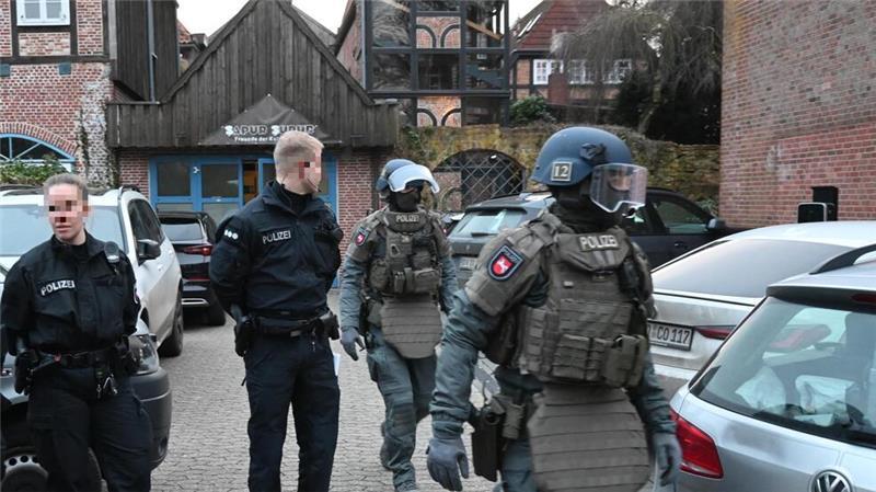 Das Mobile Einsatzkommando (rechts) hat den Kulturverein Sapur Supur in der Straße Hinter dem Zwinger in der Buxtehuder Altstadt gestürmt.