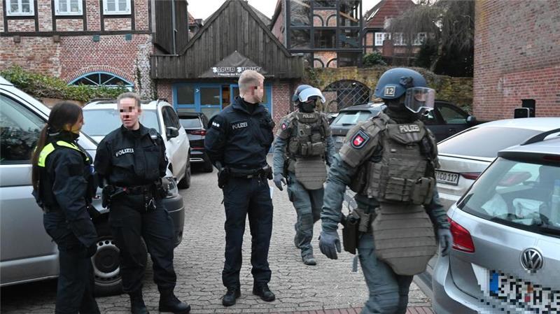 Das Mobile Einsatzkommando (rechts) hat den Kulturverein Sapur Supur in der Straße Hinter dem Zwinger in der Buxtehuder Altstadt gestürmt.