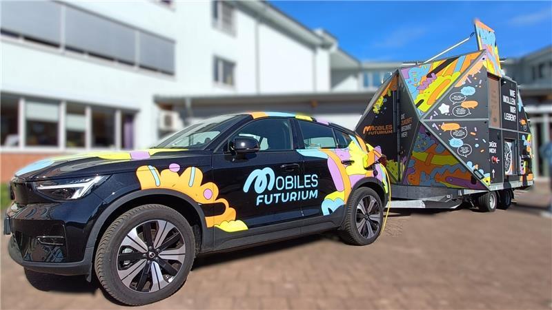 Das Mobile Futurium auf dem Schulhof des Aue-Geest-Gymnasiums in Harsefeld.